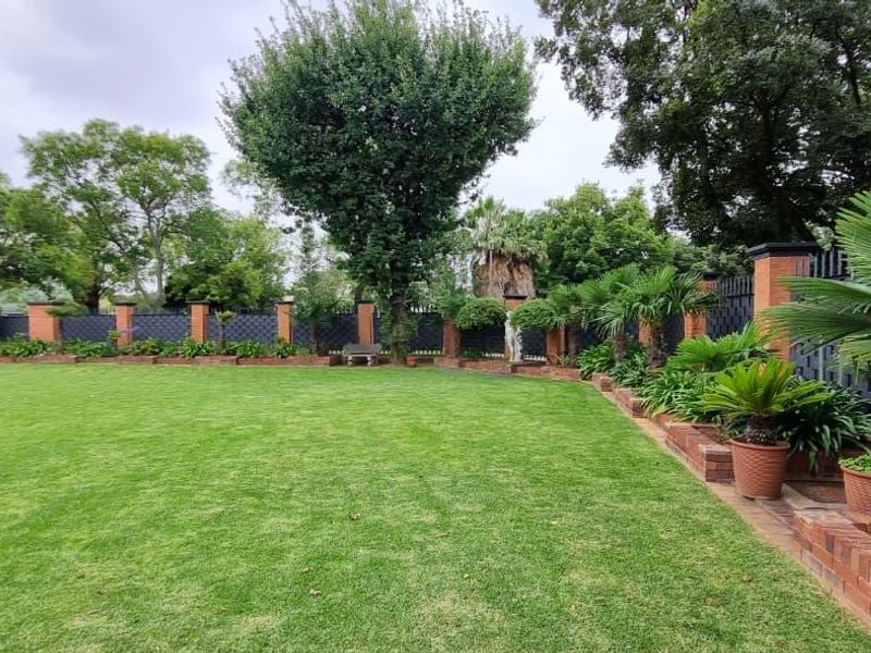 Exceptional Luxury Entertainers Home with Expansive Grounds - Ultimate Versatility - Photo 5