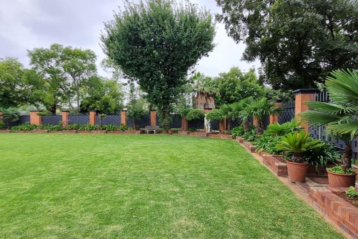 Exceptional Luxury Entertainers Home with Expansive Grounds - Ultimate Versatility - Photo 5