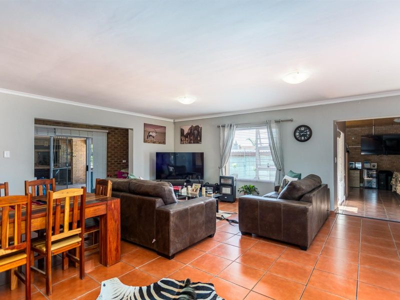 A True Family and Entertainer's haven combining space, comfort and practicality. - Photo 9