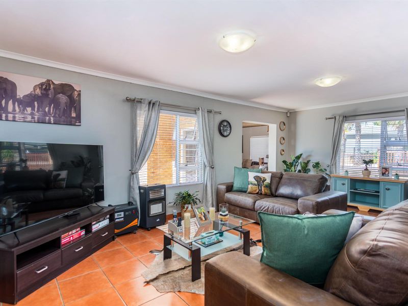 A True Family and Entertainer's haven combining space, comfort and practicality. - Photo 8