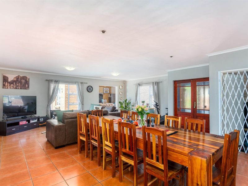 A True Family and Entertainer's haven combining space, comfort and practicality. - Photo 10