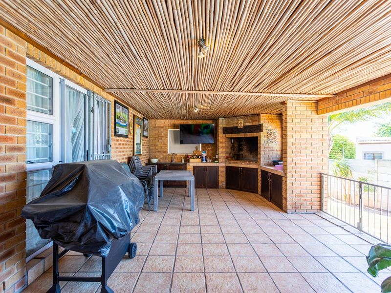 A True Family and Entertainer's haven combining space, comfort and practicality. - Photo 7