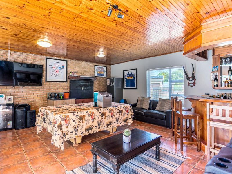 A True Family and Entertainer's haven combining space, comfort and practicality. - Photo 6