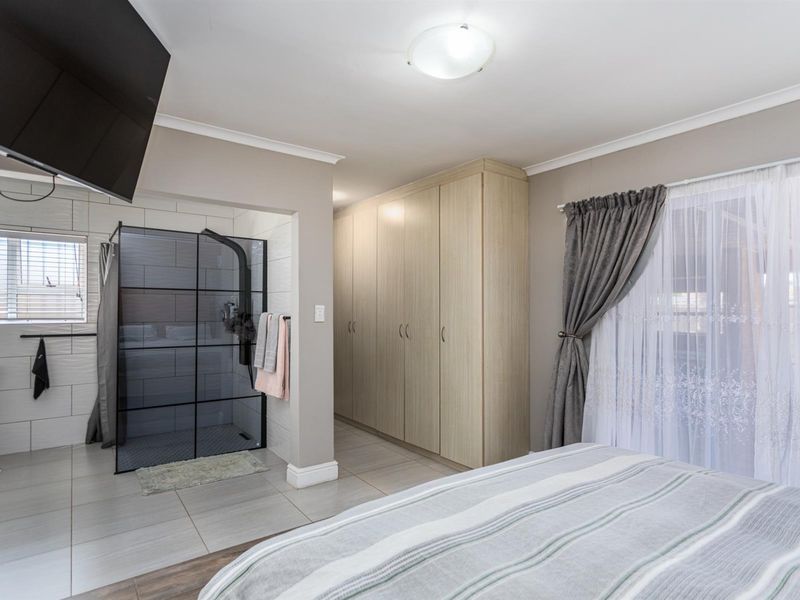 A True Family and Entertainer's haven combining space, comfort and practicality. - Photo 5