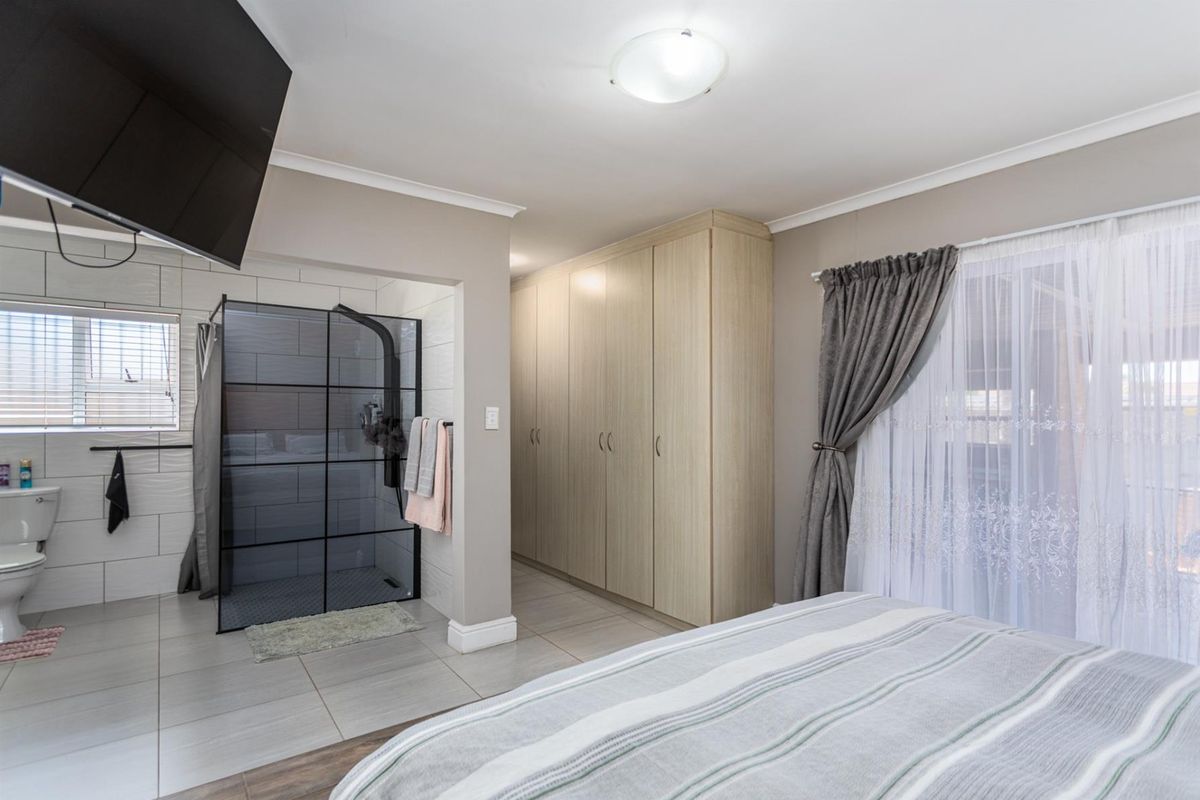 A True Family and Entertainer's haven combining space, comfort and practicality. - Photo 5