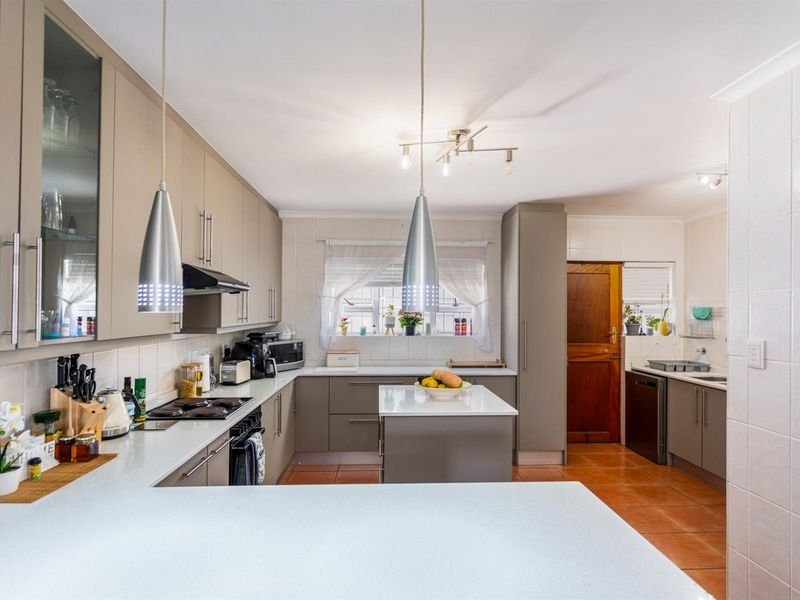 A True Family and Entertainer's haven combining space, comfort and practicality. - Photo 3