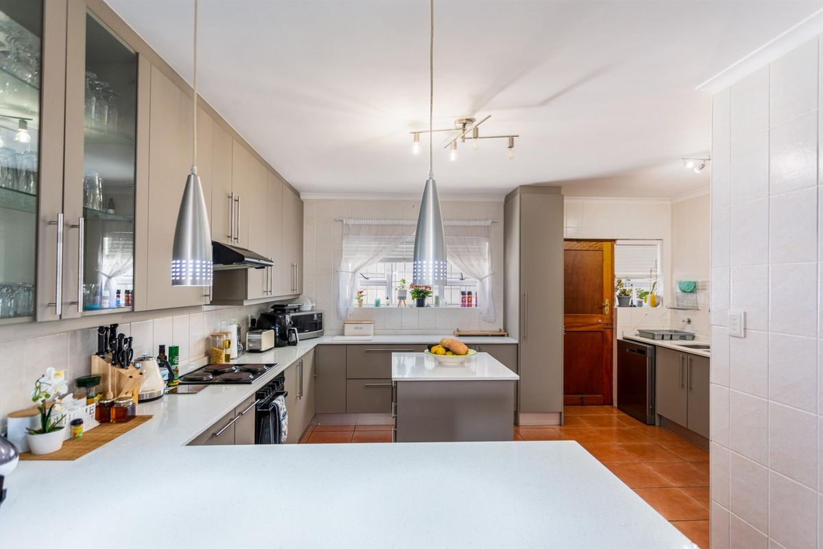 A True Family and Entertainer's haven combining space, comfort and practicality. - Photo 3