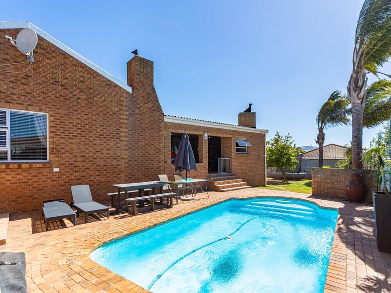 A True Family and Entertainer's haven combining space, comfort and practicality. - Photo 2