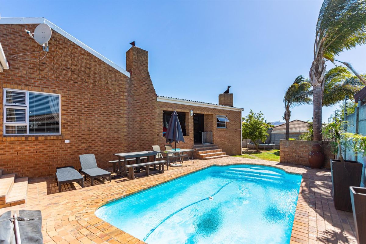 A True Family and Entertainer's haven combining space, comfort and practicality. - Photo 2