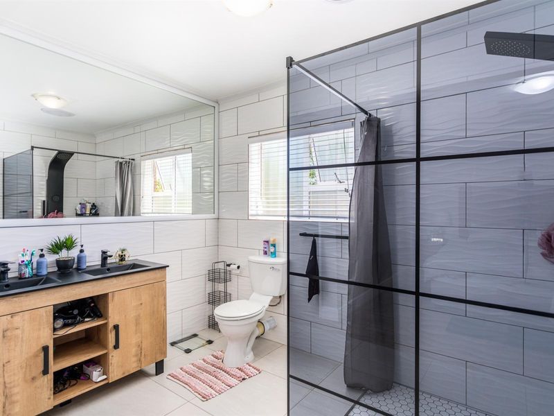 A True Family and Entertainer's haven combining space, comfort and practicality. - Photo 4