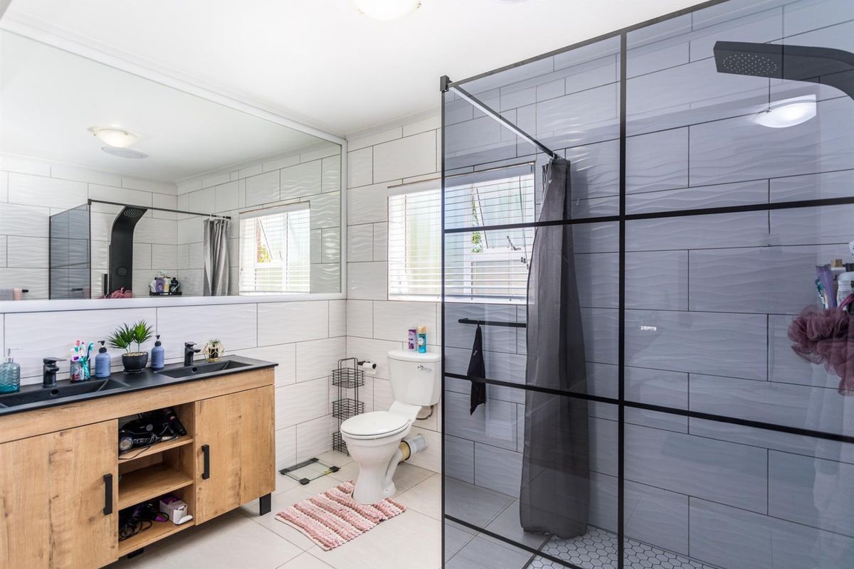 A True Family and Entertainer's haven combining space, comfort and practicality. - Photo 4