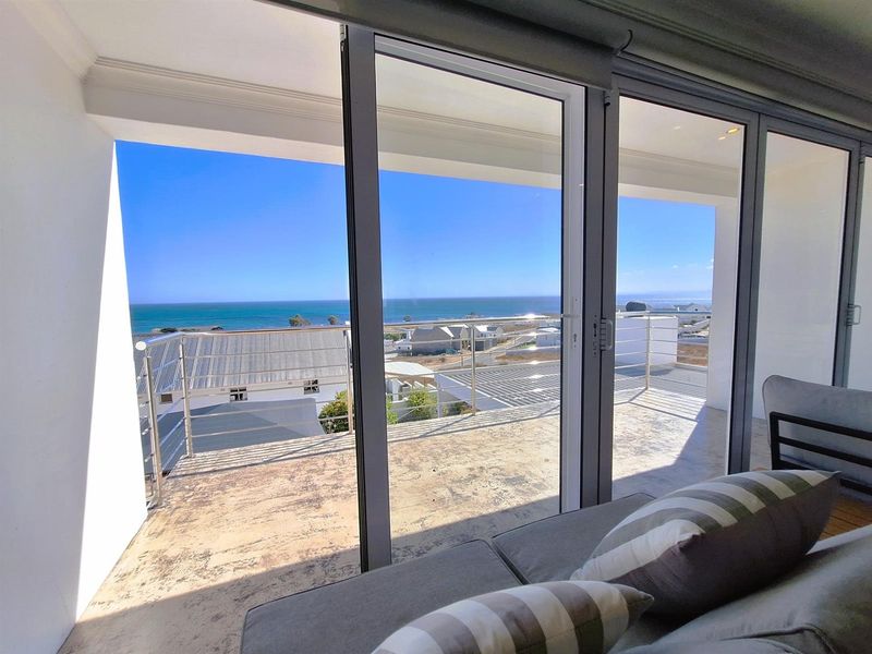 Modern Versatile Hilltop Home: Dual Living with Sea Views. - Photo 4