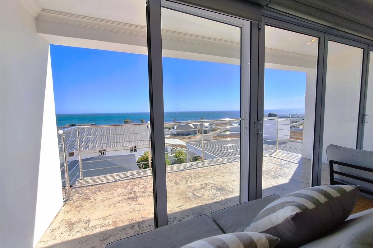 Modern Versatile Hilltop Home: Dual Living with Sea Views. - Photo 4