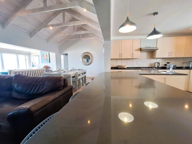 Modern Versatile Hilltop Home: Dual Living with Sea Views. - Photo 10