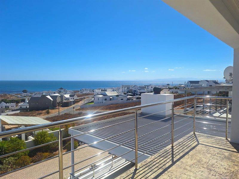 Modern Versatile Hilltop Home: Dual Living with Sea Views. - Photo 3