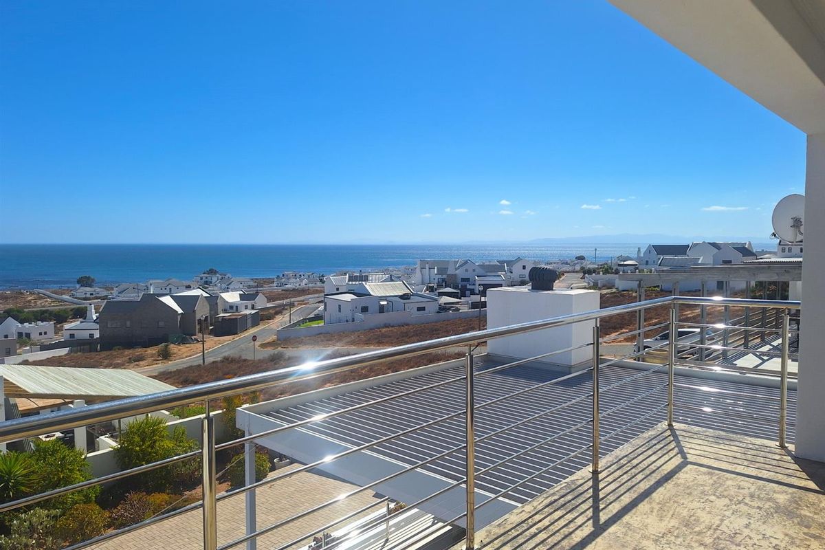 Modern Versatile Hilltop Home: Dual Living with Sea Views. - Photo 3