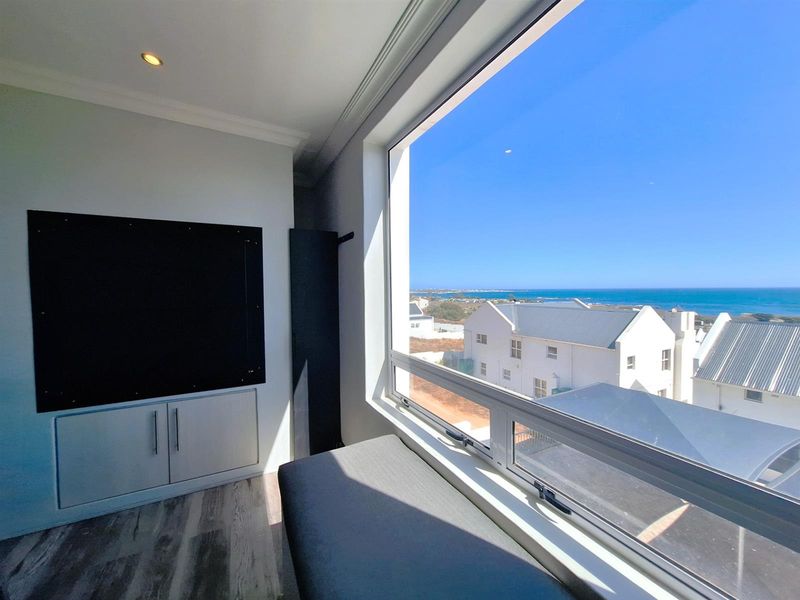 Modern Versatile Hilltop Home: Dual Living with Sea Views. - Photo 8