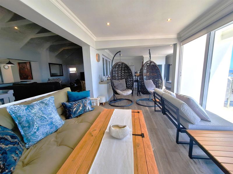 Modern Versatile Hilltop Home: Dual Living with Sea Views. - Photo 6