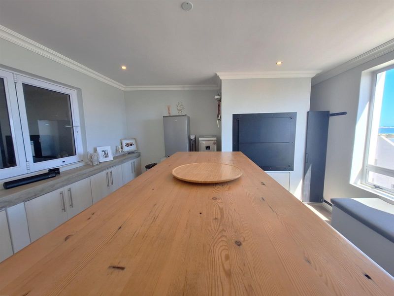 Modern Versatile Hilltop Home: Dual Living with Sea Views. - Photo 7