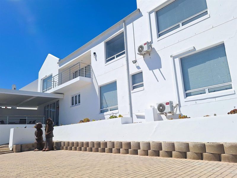 Modern Versatile Hilltop Home: Dual Living with Sea Views. - Photo 2