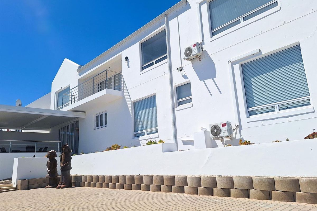 Modern Versatile Hilltop Home: Dual Living with Sea Views. - Photo 2