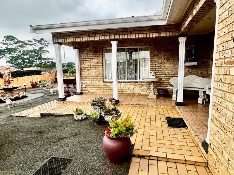 Well-Maintained 3 bedroom home with 2 bedroom flatlet and secure yard - Photo 3