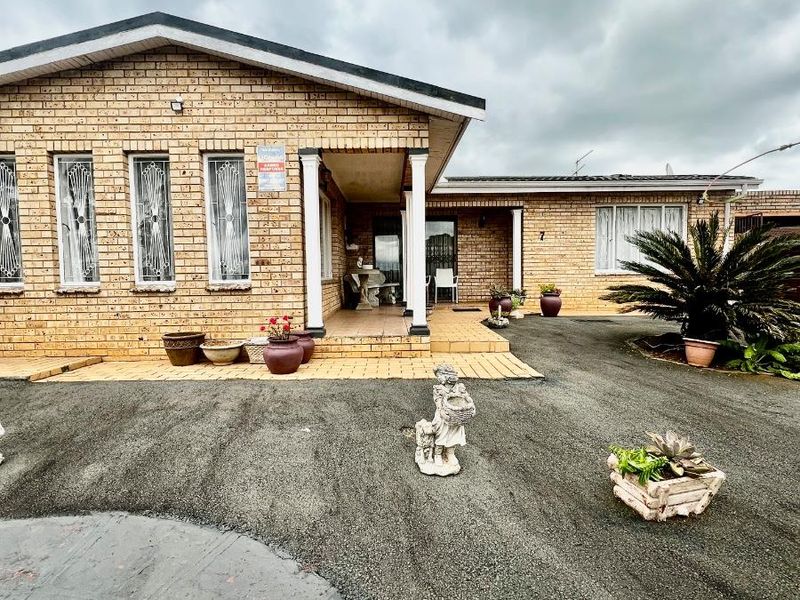 Well-Maintained 3 bedroom home with 2 bedroom flatlet and secure yard - Photo 2