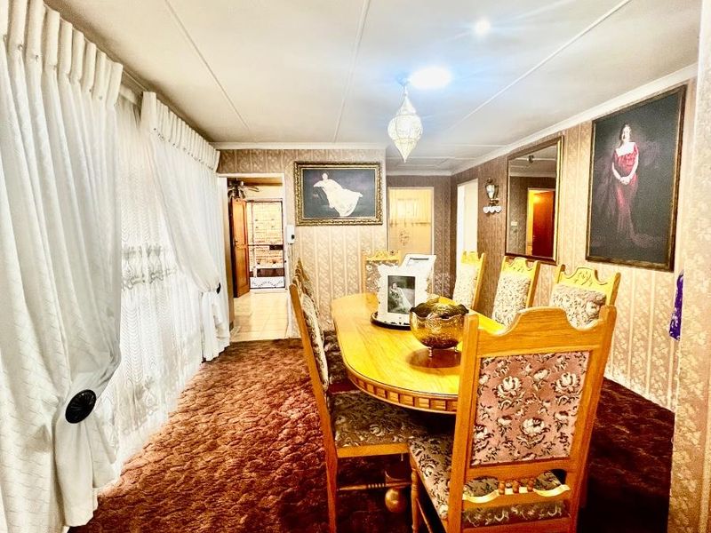 Well-Maintained 3 bedroom home with 2 bedroom flatlet and secure yard - Photo 7