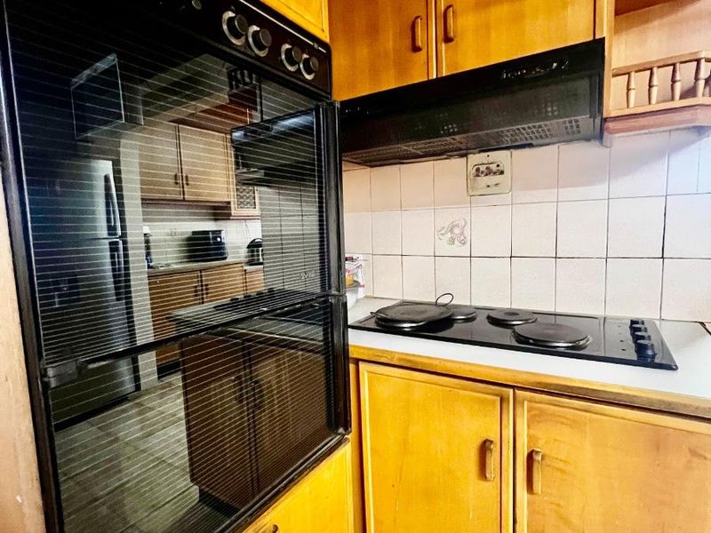 Well-Maintained 3 bedroom home with 2 bedroom flatlet and secure yard - Photo 10