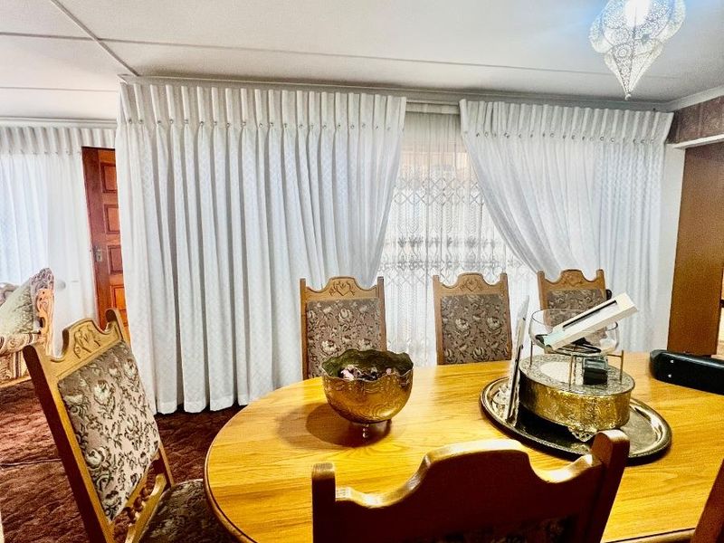 Well-Maintained 3 bedroom home with 2 bedroom flatlet and secure yard - Photo 8