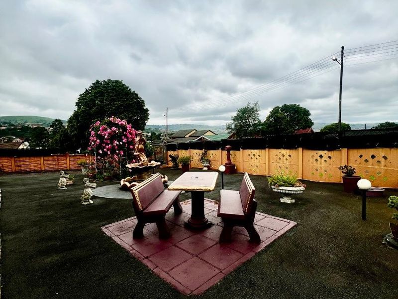 Well-Maintained 3 bedroom home with 2 bedroom flatlet and secure yard - Photo 4