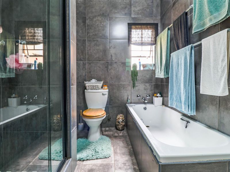 Two Bedroom Townhouse in Eldoraigne - Photo 9
