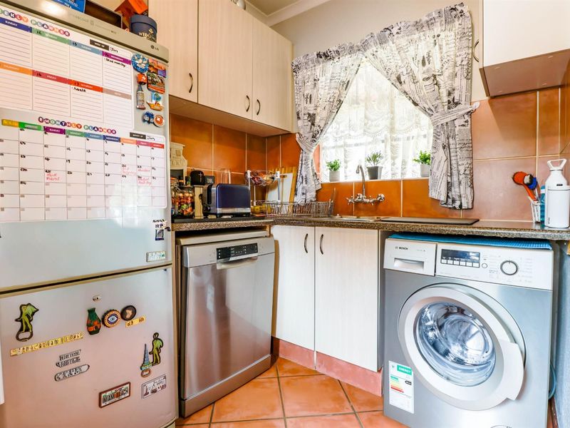 Two Bedroom Townhouse in Eldoraigne - Photo 8