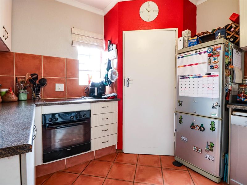 Two Bedroom Townhouse in Eldoraigne - Photo 7