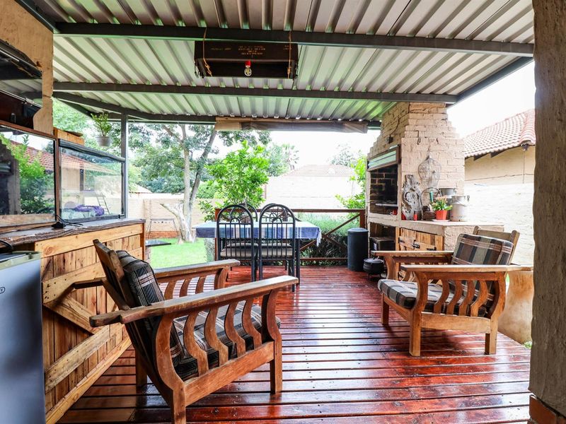Two Bedroom Townhouse in Eldoraigne - Photo 10