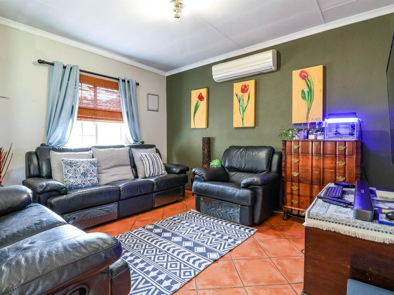 Two Bedroom Townhouse in Eldoraigne - Photo 3