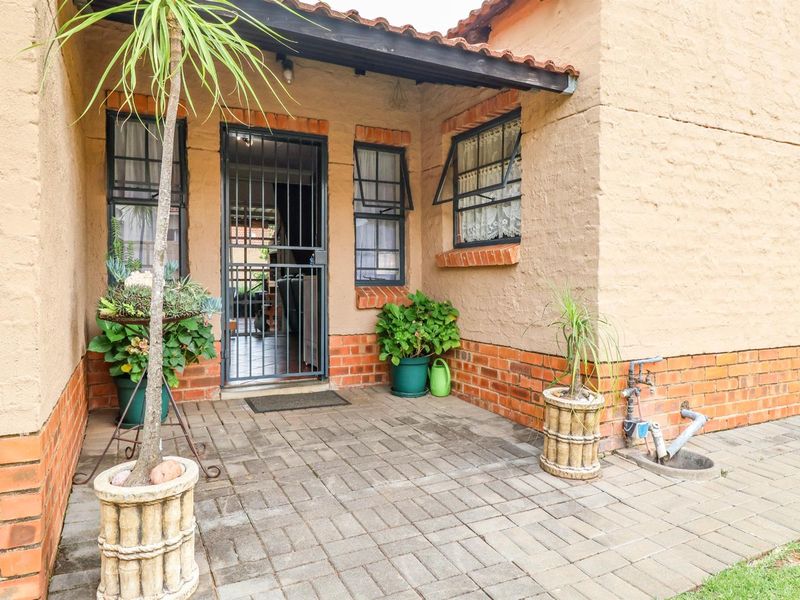 Two Bedroom Townhouse in Eldoraigne - Photo 2