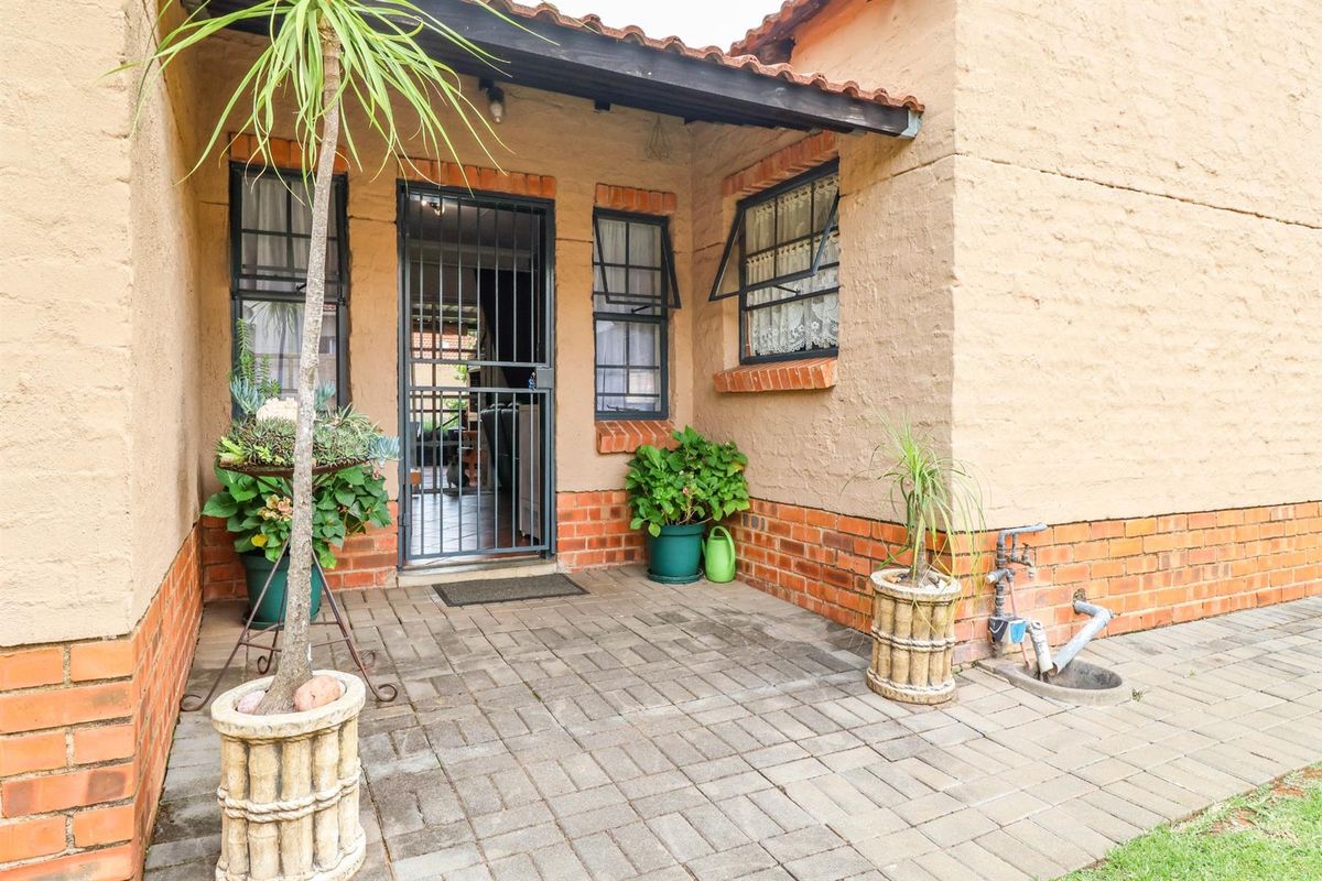Two Bedroom Townhouse in Eldoraigne - Photo 2
