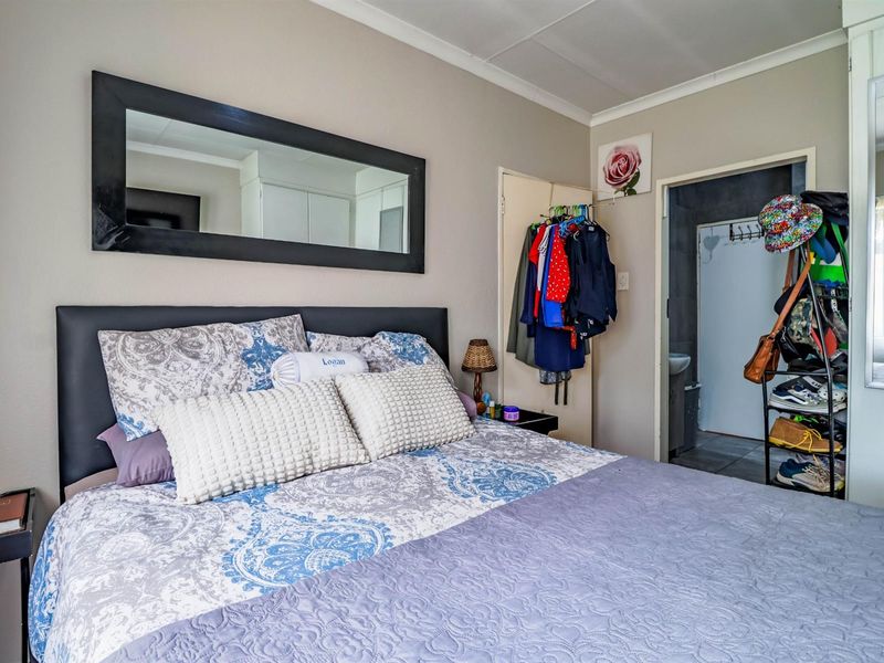 Two Bedroom Townhouse in Eldoraigne - Photo 5