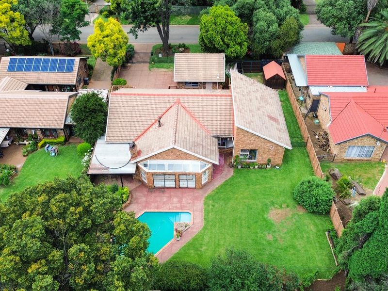 4 Bedroom Family Home in Boomed Area Near Bakenkop Laerskool - Photo 1
