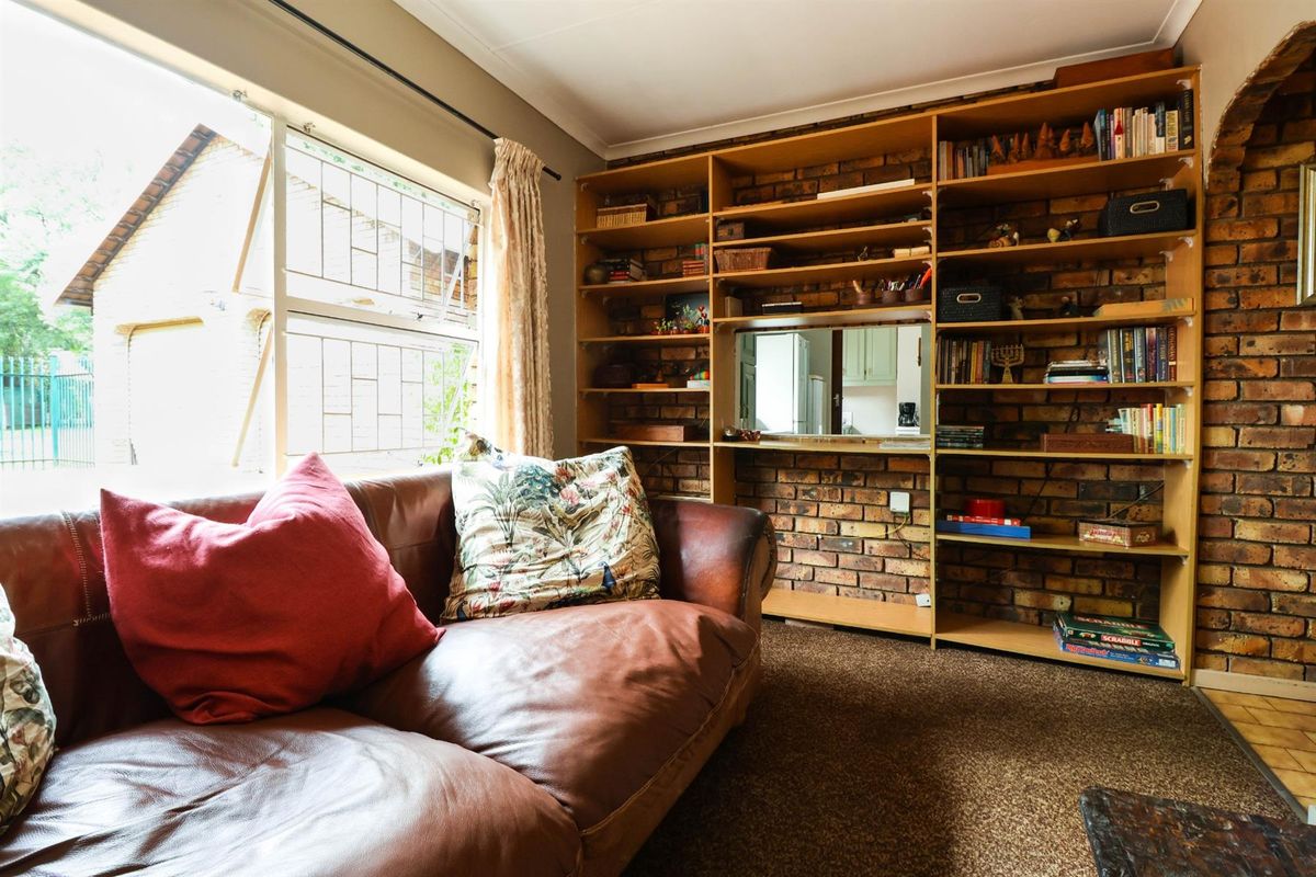 4 Bedroom Family Home in Boomed Area Near Bakenkop Laerskool - Photo 4