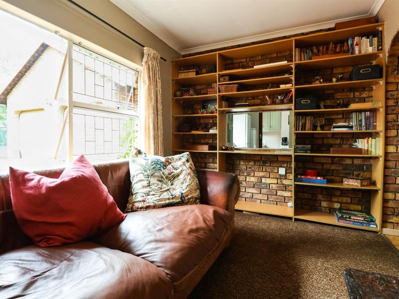 4 Bedroom Family Home in Boomed Area Near Bakenkop Laerskool - Photo 4