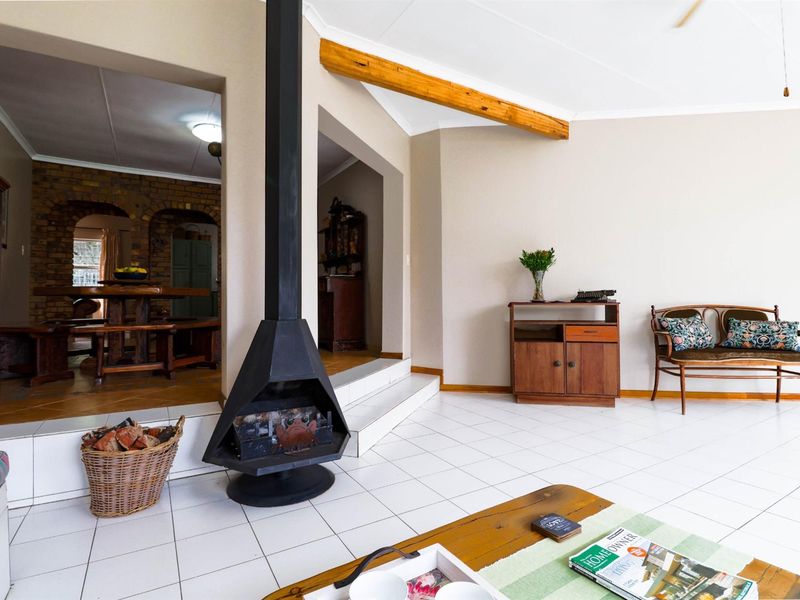4 Bedroom Family Home in Boomed Area Near Bakenkop Laerskool - Photo 7