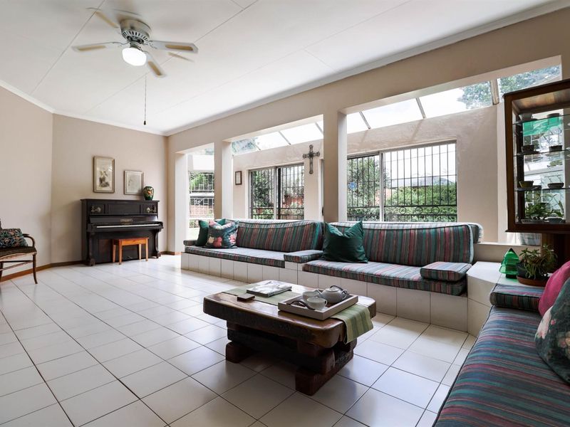4 Bedroom Family Home in Boomed Area Near Bakenkop Laerskool - Photo 6