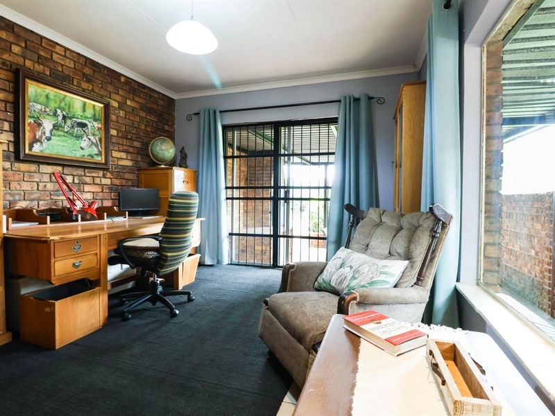 4 Bedroom Family Home in Boomed Area Near Bakenkop Laerskool - Photo 3