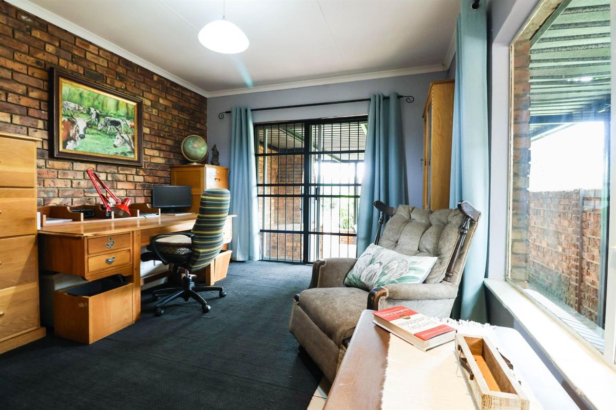 4 Bedroom Family Home in Boomed Area Near Bakenkop Laerskool - Photo 3