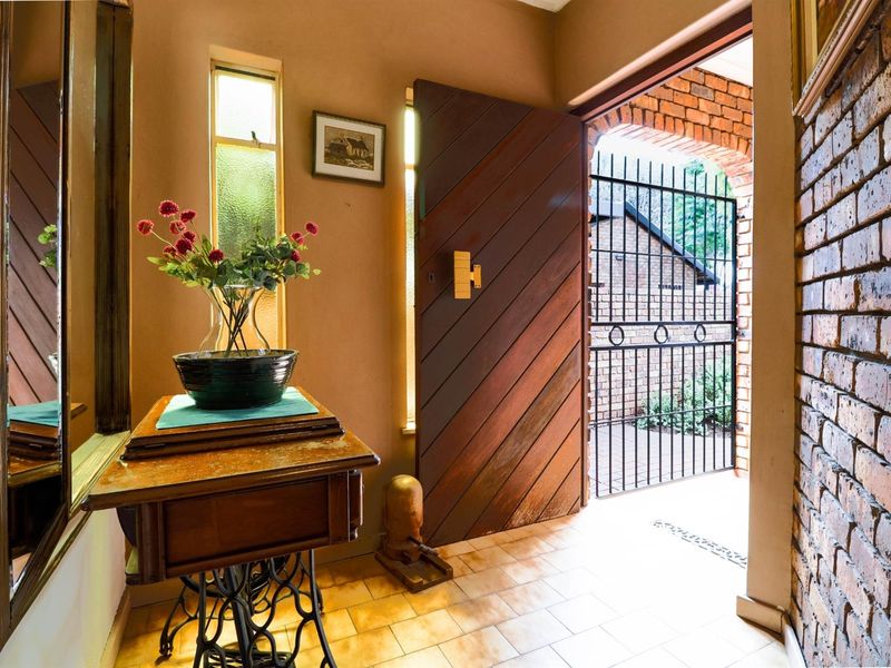 4 Bedroom Family Home in Boomed Area Near Bakenkop Laerskool - Photo 2