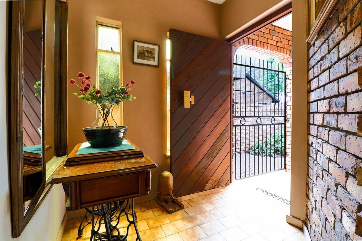 4 Bedroom Family Home in Boomed Area Near Bakenkop Laerskool - Photo 2