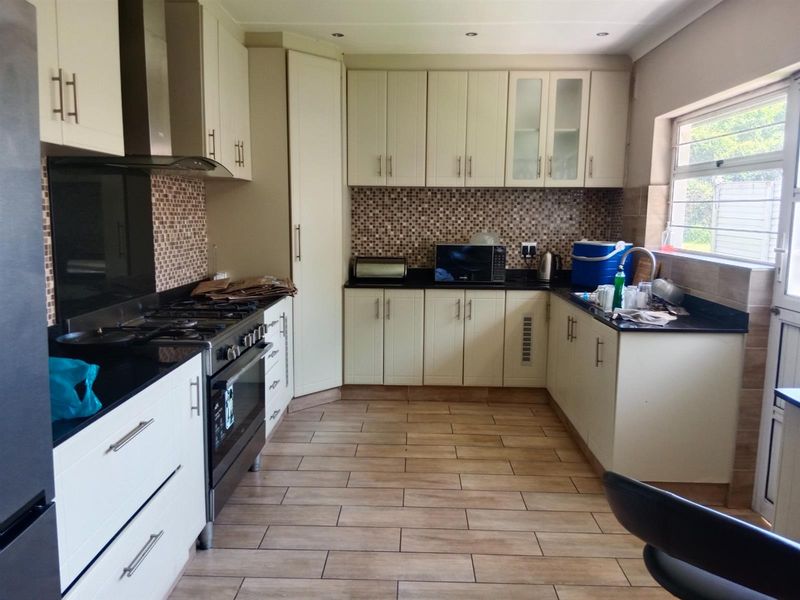 6 bedroom House For Sale in Amanzimtoti, KwaZulu Natal - Photo 8
