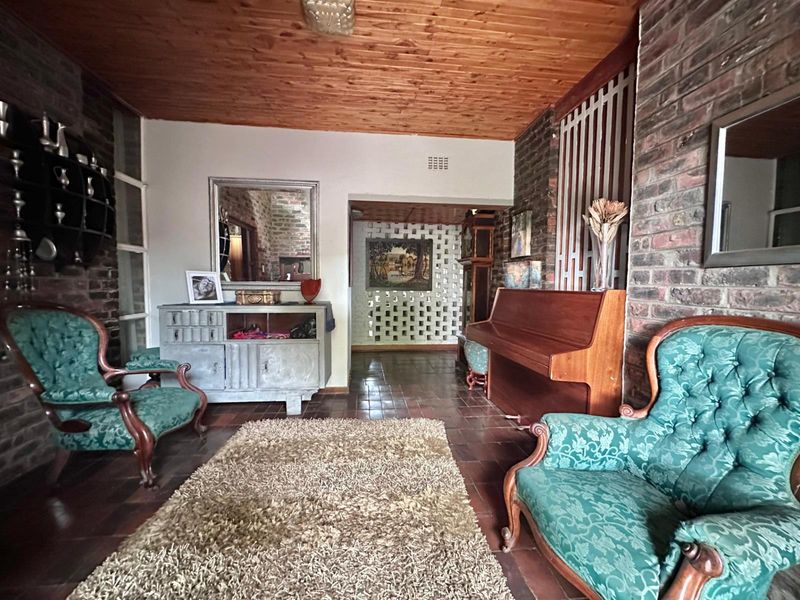 Spacious 5-Bedroom Family Home with Extensive Garaging and Entertainment Area. - Photo 2